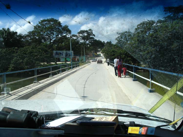 flores-03-border-cross