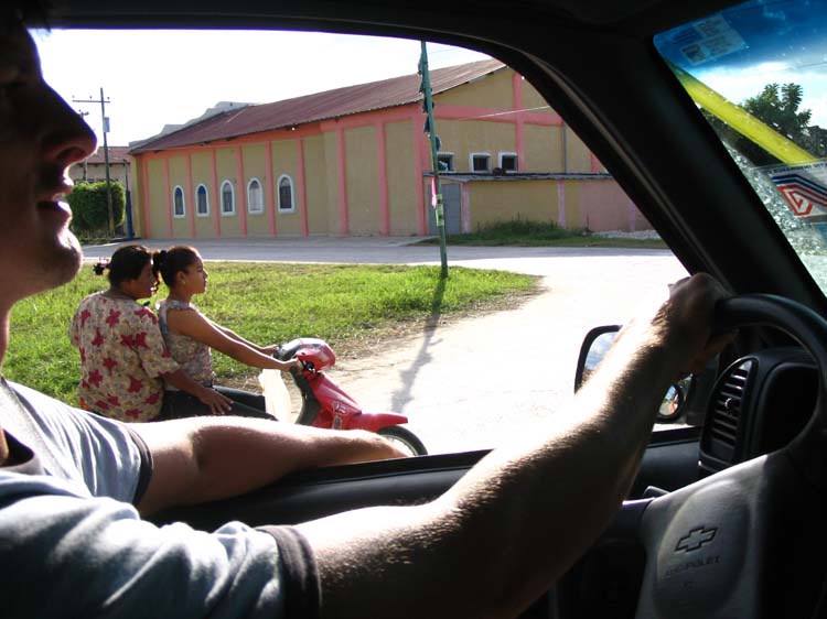 flores-17-girls-moped