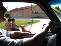 flores-17-girls-moped