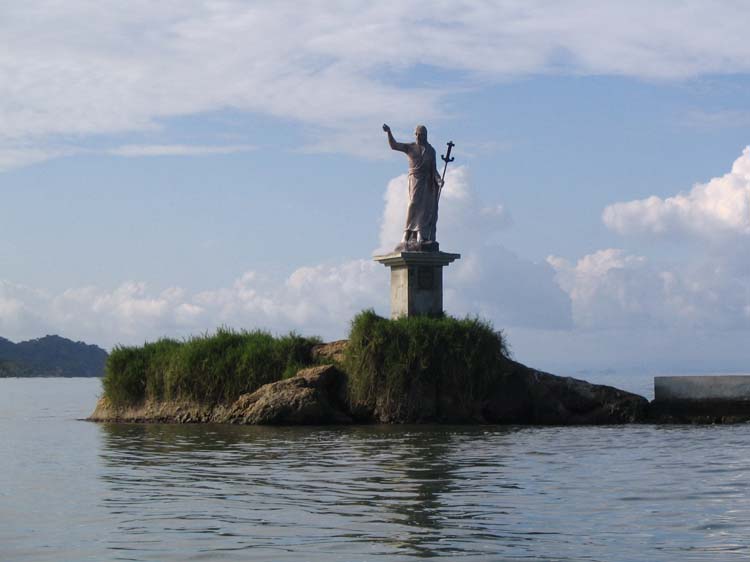 livingston-23-statue-mouth-river