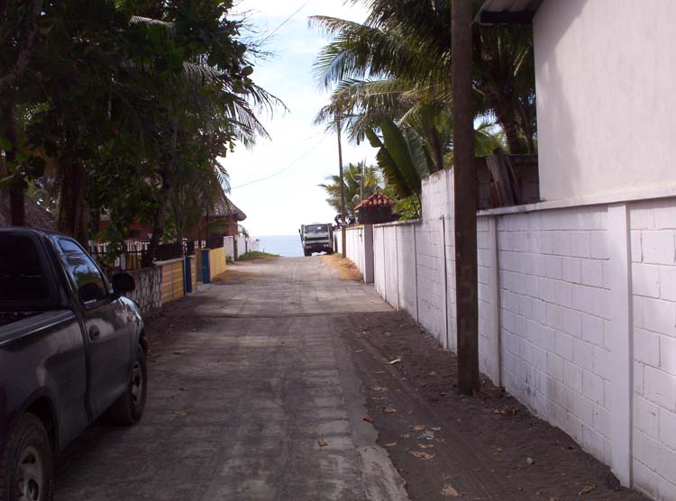 monterico-14-monte-02-road-to-beach