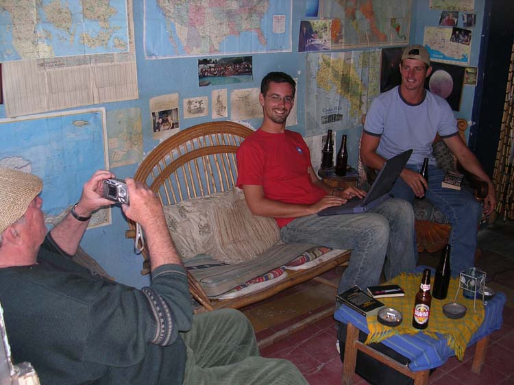 pana3-14-tiny-expat-bar