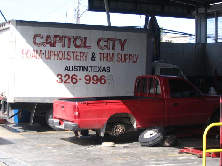 yojoa-04-getting-oil-changed