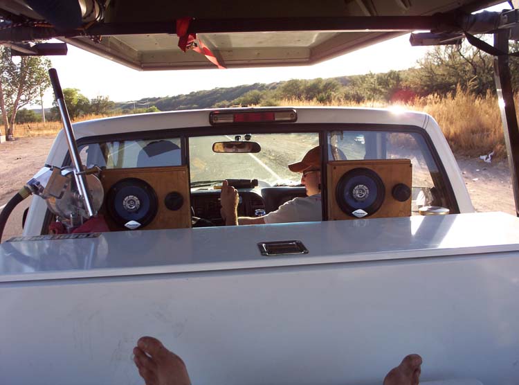 kino-09-tunes-in-back