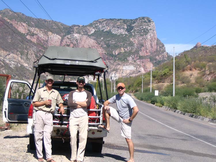 kino-17-group-and-truck