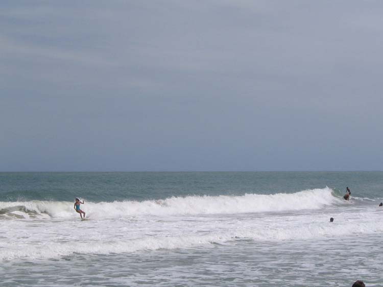 viejo-27-viejo-27-rocks-surfer