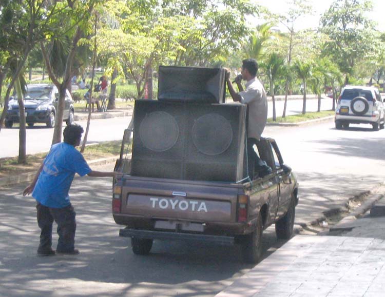 n-granada-11-loudspeaker-idiots